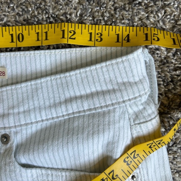 Levi Strauss Women’s Mid-Length White Shorts with light blue pinstripe size 28 - Picture 6 of 8